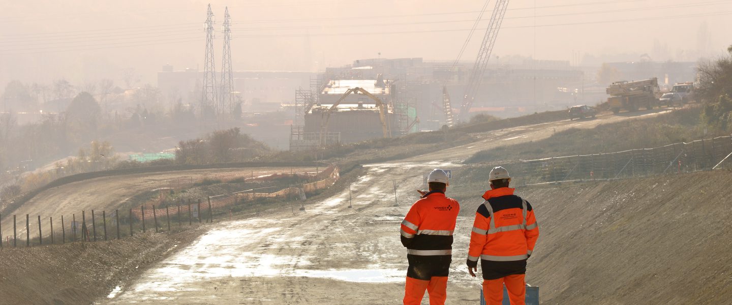 deux hommes face à un chantier