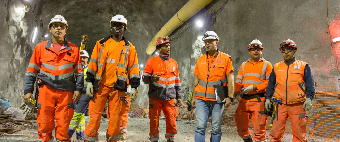 hommes dans un tunnel